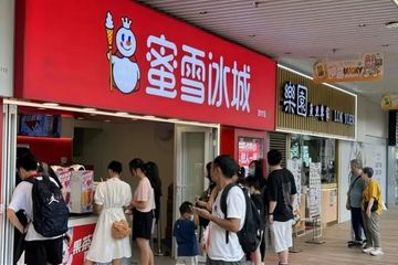 蜜雪冰城未开封奶茶发现蟑螂：消费者索赔100