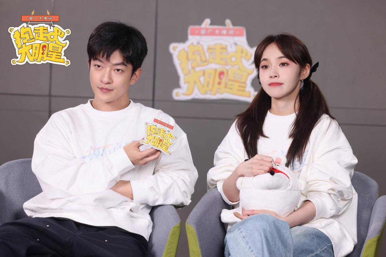 Sohu Entertainment: Twinkle Twinkle Star’s Qu Chuxiao and Zhang Jianing Promise to Teach Him How to Build a Snowman After Golden Rooster Red Carpet Hand Holding Incident