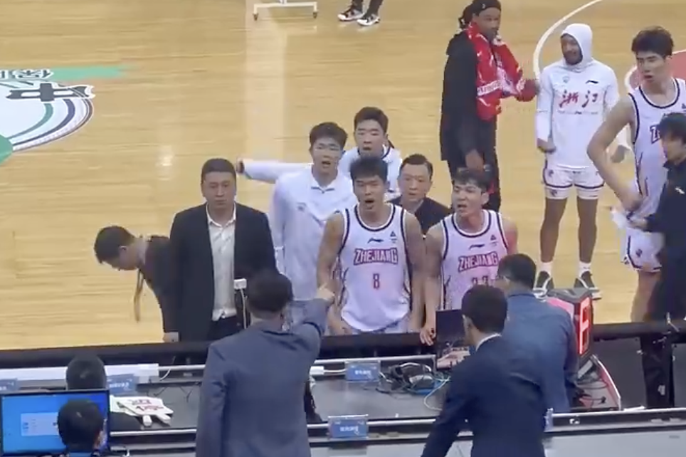 原创             中国篮球闹剧 浙江球员“围攻”技术台 双方手指对方激烈争执
