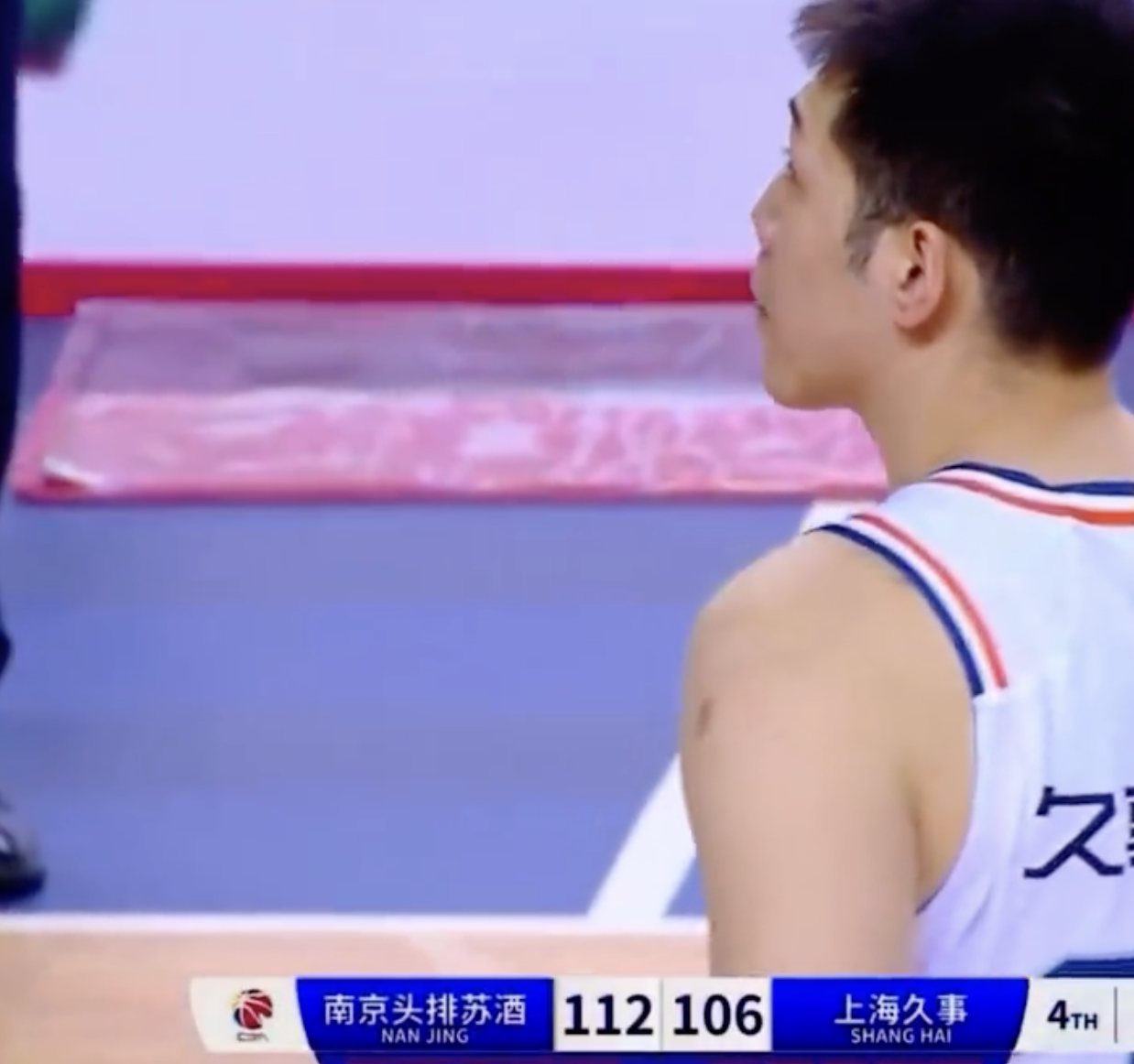 原创             中国篮球恶劣一幕 本土老将故意肘击20岁新星头部 后者脑震荡