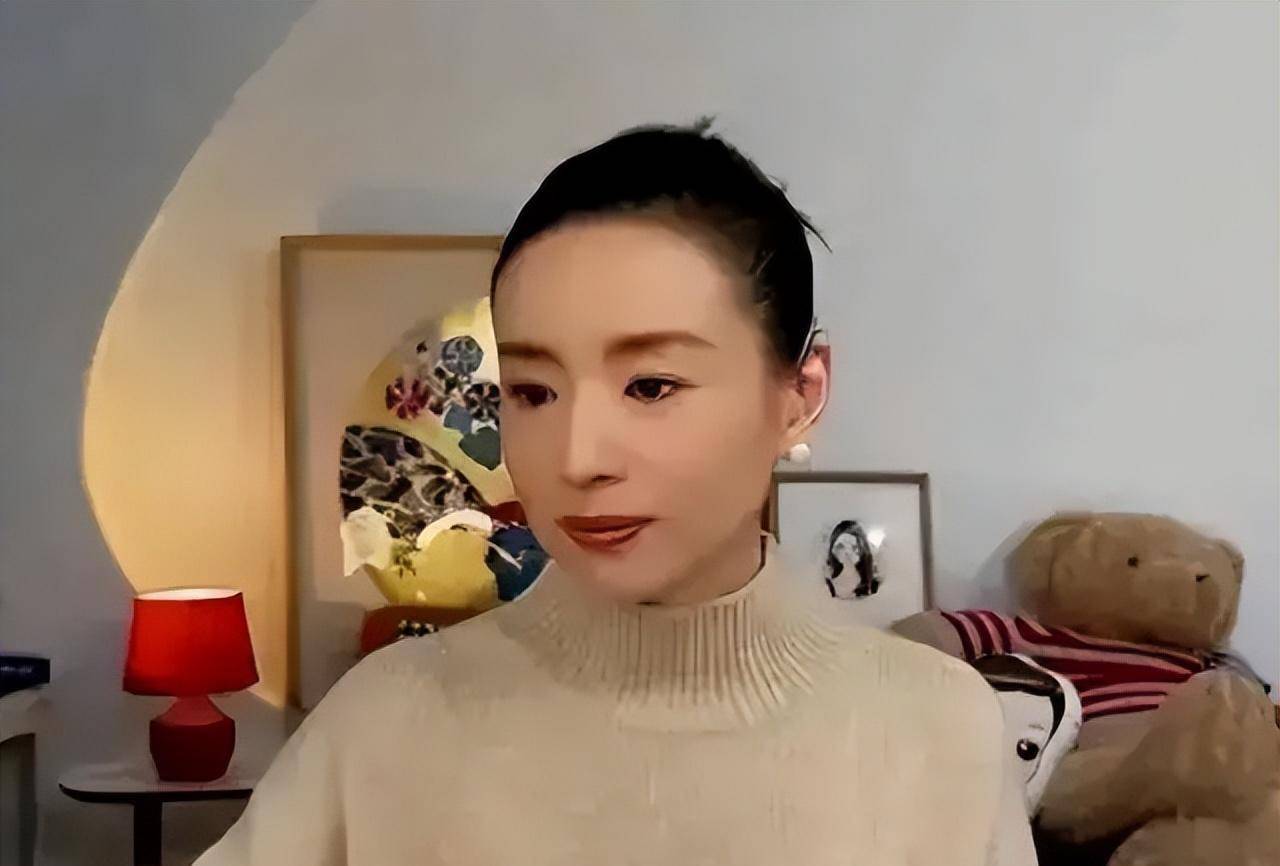 黄圣依夫妇摊上事了？带货吃相难看被警方介入，回应后被骂