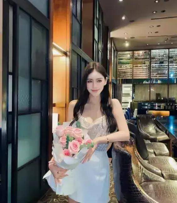 汪小菲女友近况曝光，细心照顾大S子女，获张兰认可，还能忙工作