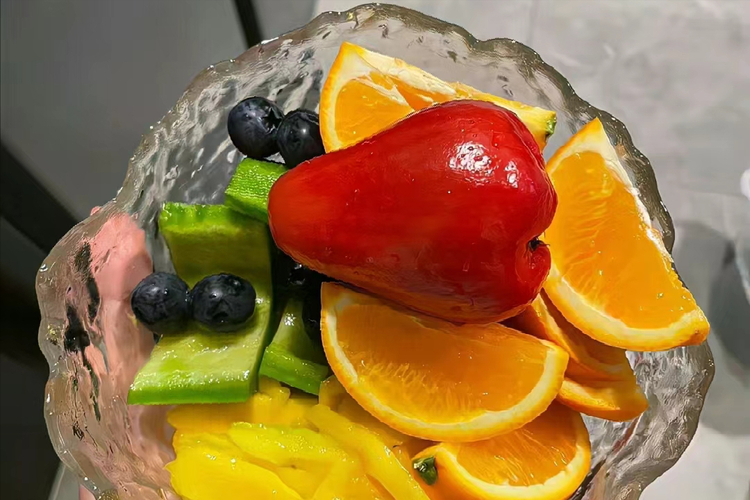 无糖酸奶之类的低糖食物，水果中富含的维生素还有助于保持牙齿的健康。今天的分享到这里就结束了，大家也可