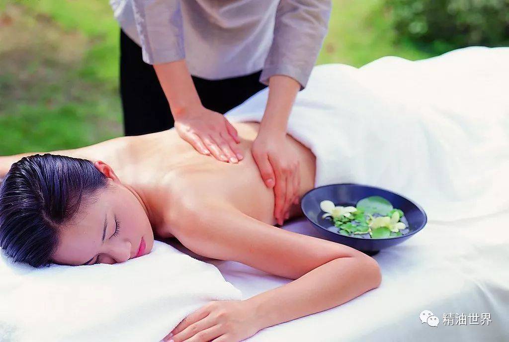 八种精油保养法，你知道几种？_按摩_效果_肌肤