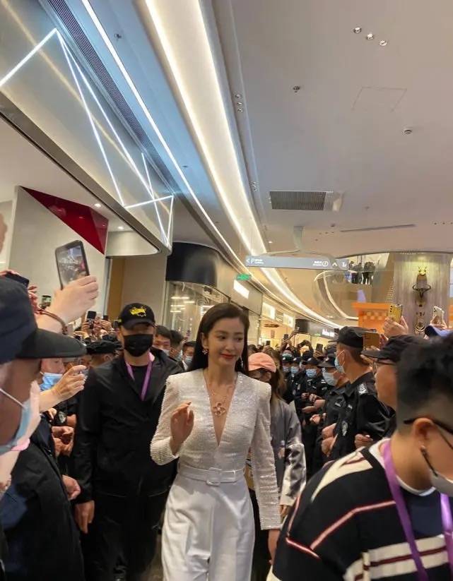 原创李冰冰全靠精修才漂亮，真实的素颜脸坑洼上了年纪，是老阿姨！