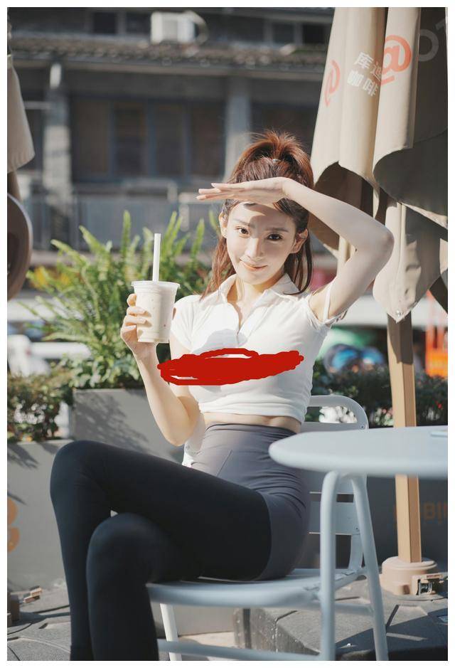 原创儿童春晚主持人遭外泄，辩解原为油画，着装风格前卫