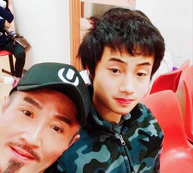 原创60岁男星为孩子将举家移居国外，21岁自闭症儿子曾被霸凌