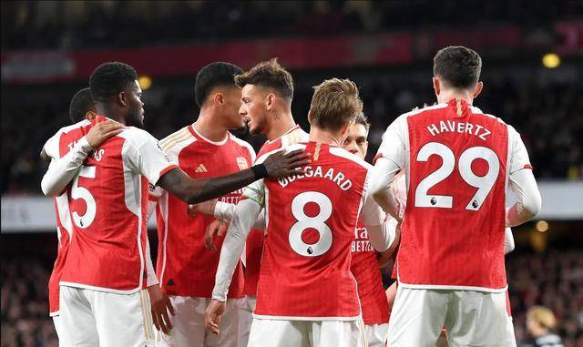 英超英超联赛免费高清直播+实时赛程+积分预测（2025赛季全覆盖）BIG6小联赛异军突起：阿森纳领跑曼联境地堪忧切尔西逆袭