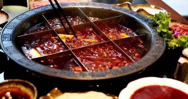 在重庆游玩，特色火锅是一定要尝一尝的，你能吃多辣呢？