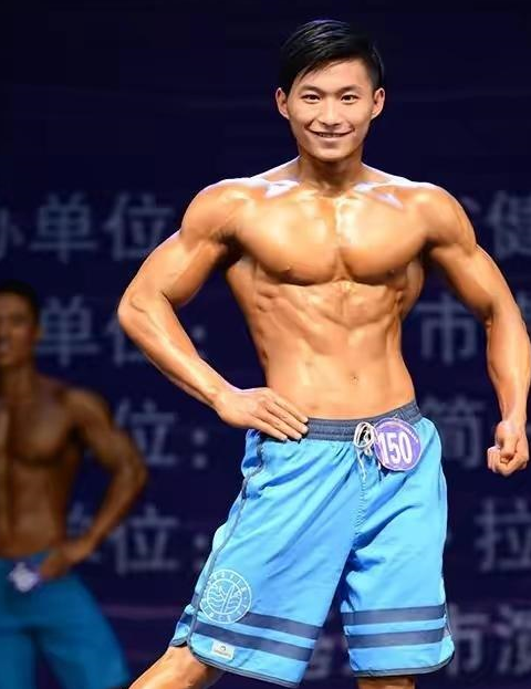 20岁小伙健火狐电竞官方网站身三年练出超大肌肉颜值和才艺秒杀众多肌肉男！(图4)