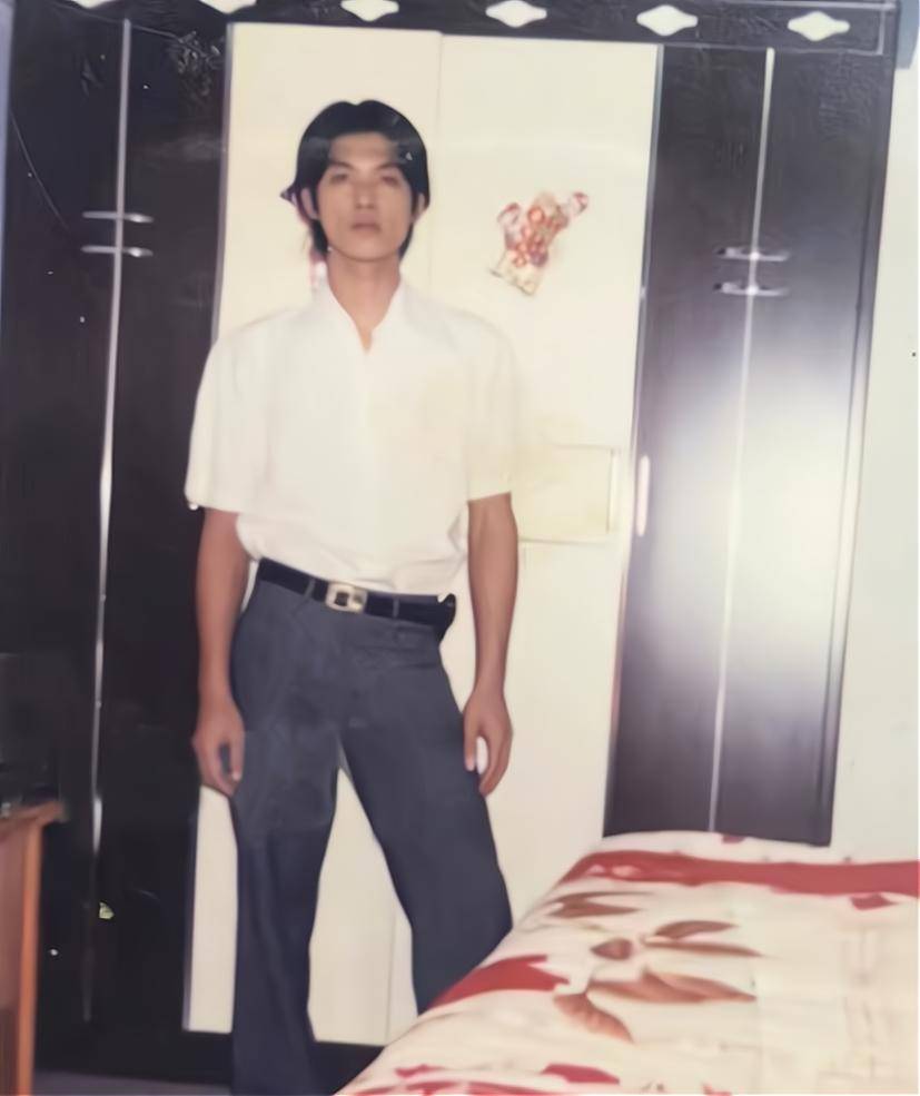 儿子好奇妈妈当年为何看上爸爸，翻出爸爸年轻时照片，下一秒悟了