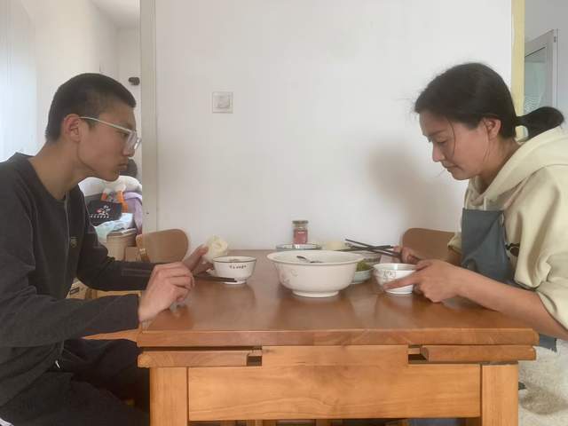 青岛小夫妻的周末午餐，在朋友圈火了，网友：真贤惠，老公太幸福