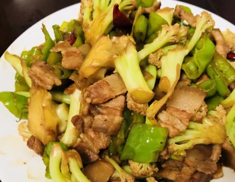 家常必备小炒干锅花菜，色香味俱全，简单快捷，营养好吃又下饭。