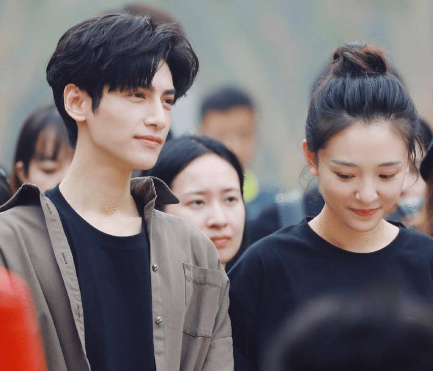原创《追光者》路透流出，罗云熙吴倩牵手戏甜度爆表，这对CP有点好磕