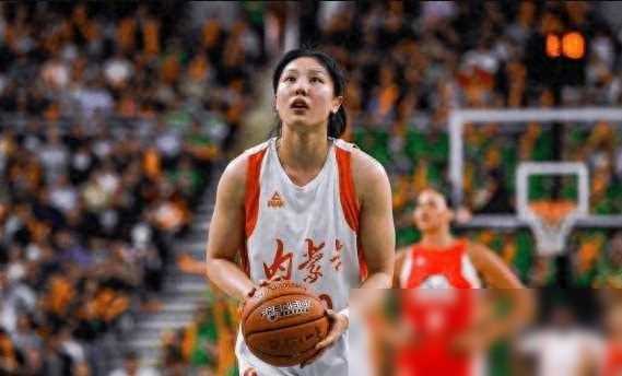 中国女篮新星崛起，力压李梦防巨头，岁新星闪耀全场