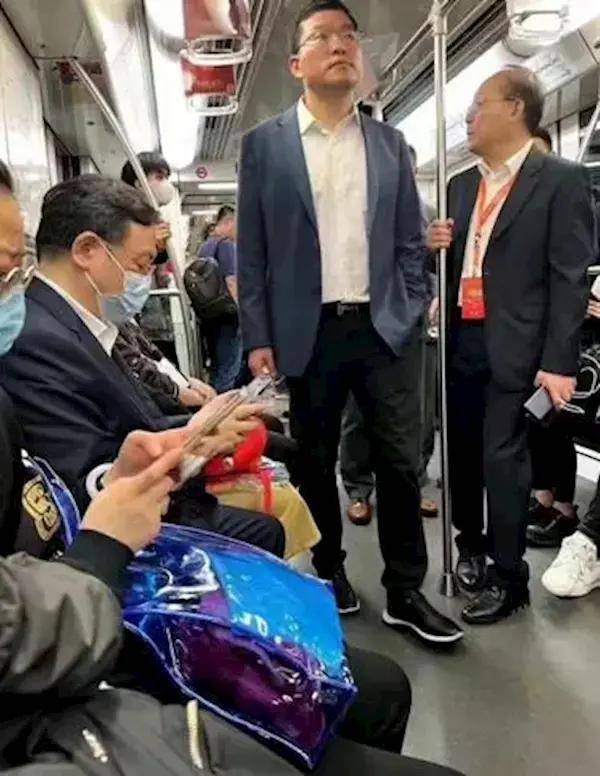 王传福坐地铁参加北京车展引热议