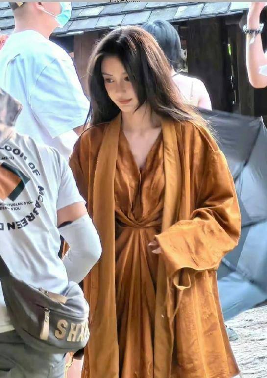 原创Angelababy杨颖现身上海街头，格子裤撞款蔡依林，儿子长高不少！