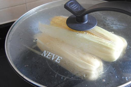 以前煮玉米的方法都错了，这样煮出来的玉米才又香又甜，不学亏了