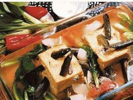 传说中的“泥鳅钻豆腐”，到底是不是名副其实？揭开锅盖后，愣了