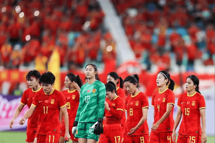 凌晨0点!中国足协专家组做出争议决定：女足遭重创，球迷骂声一片