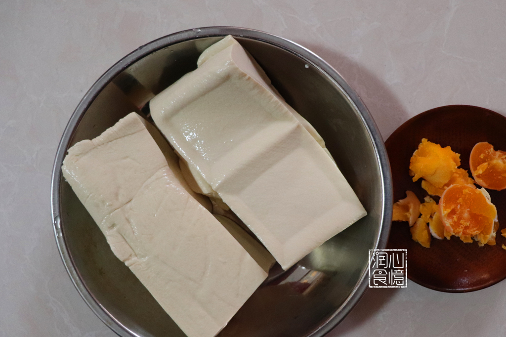一块钱的豆腐吃出“高级感”，秘诀在于加了它，鲜味不输吃蟹黄