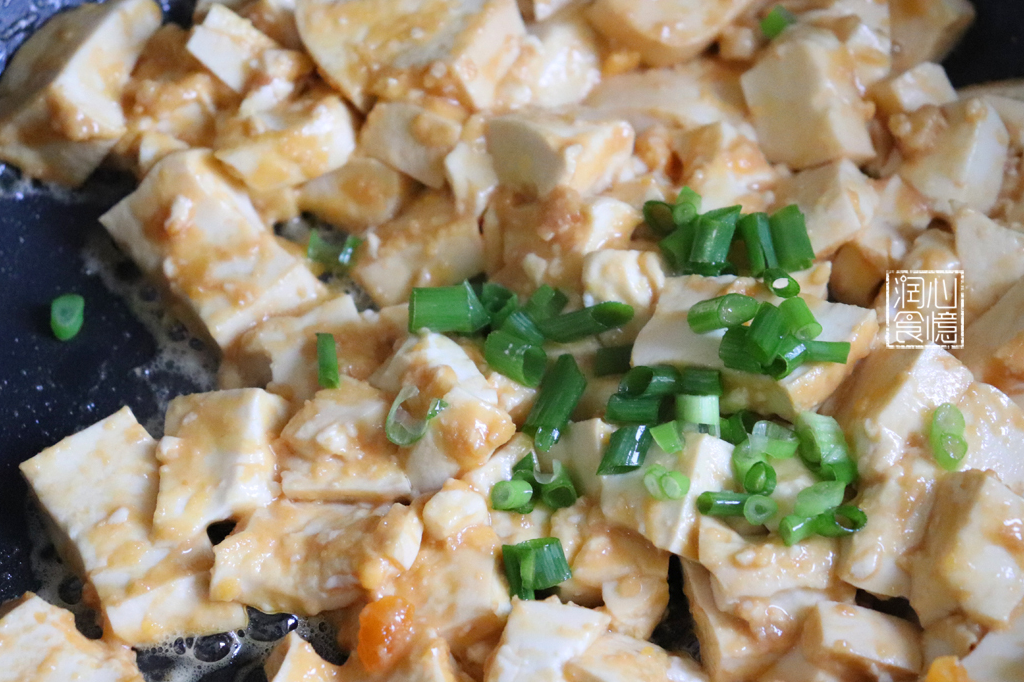 一块钱的豆腐吃出“高级感”，秘诀在于加了它，鲜味不输吃蟹黄