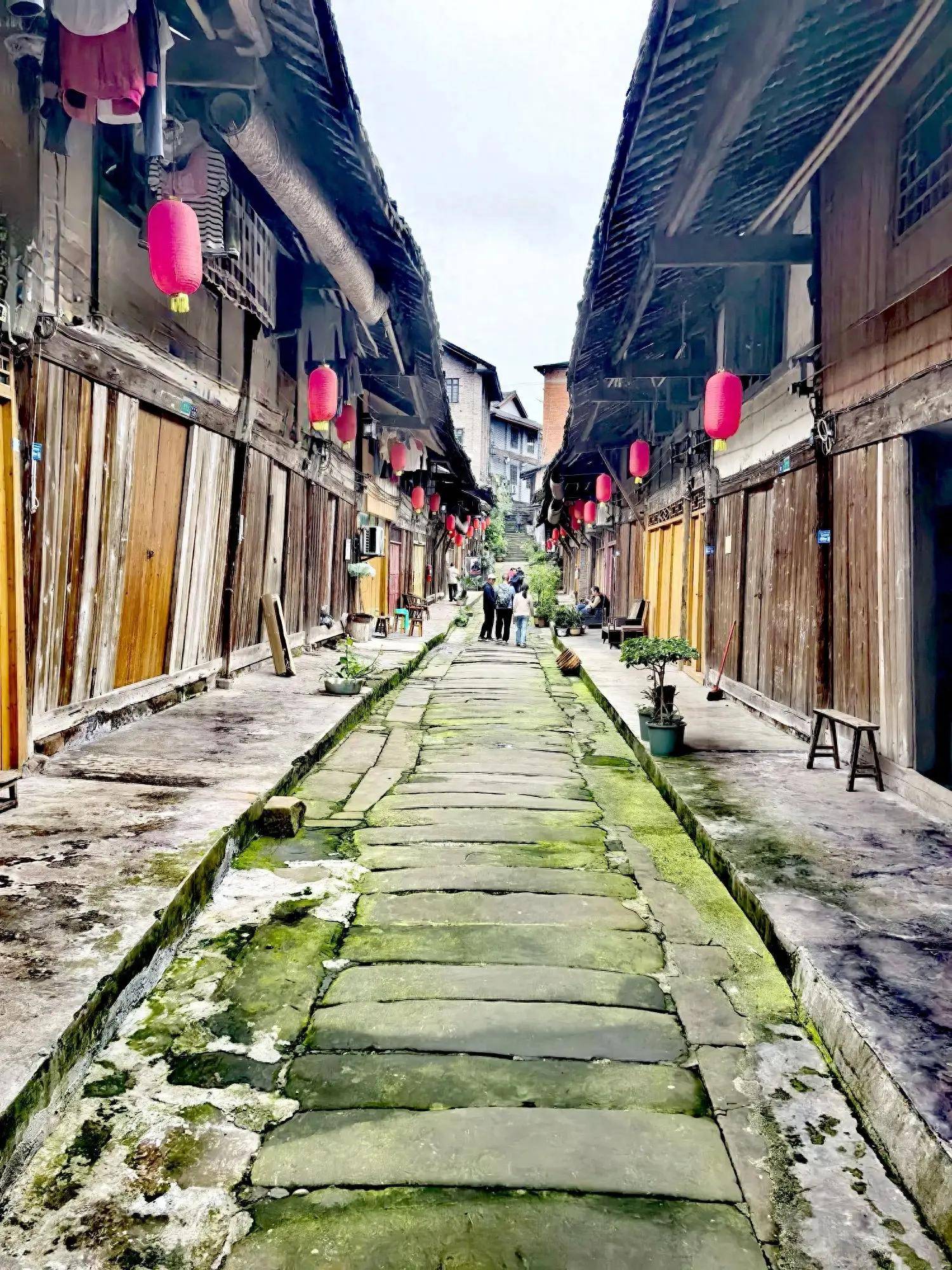 贵州遵义藏原始古镇，水边一条街300多年，唯一现代痕迹是电线网