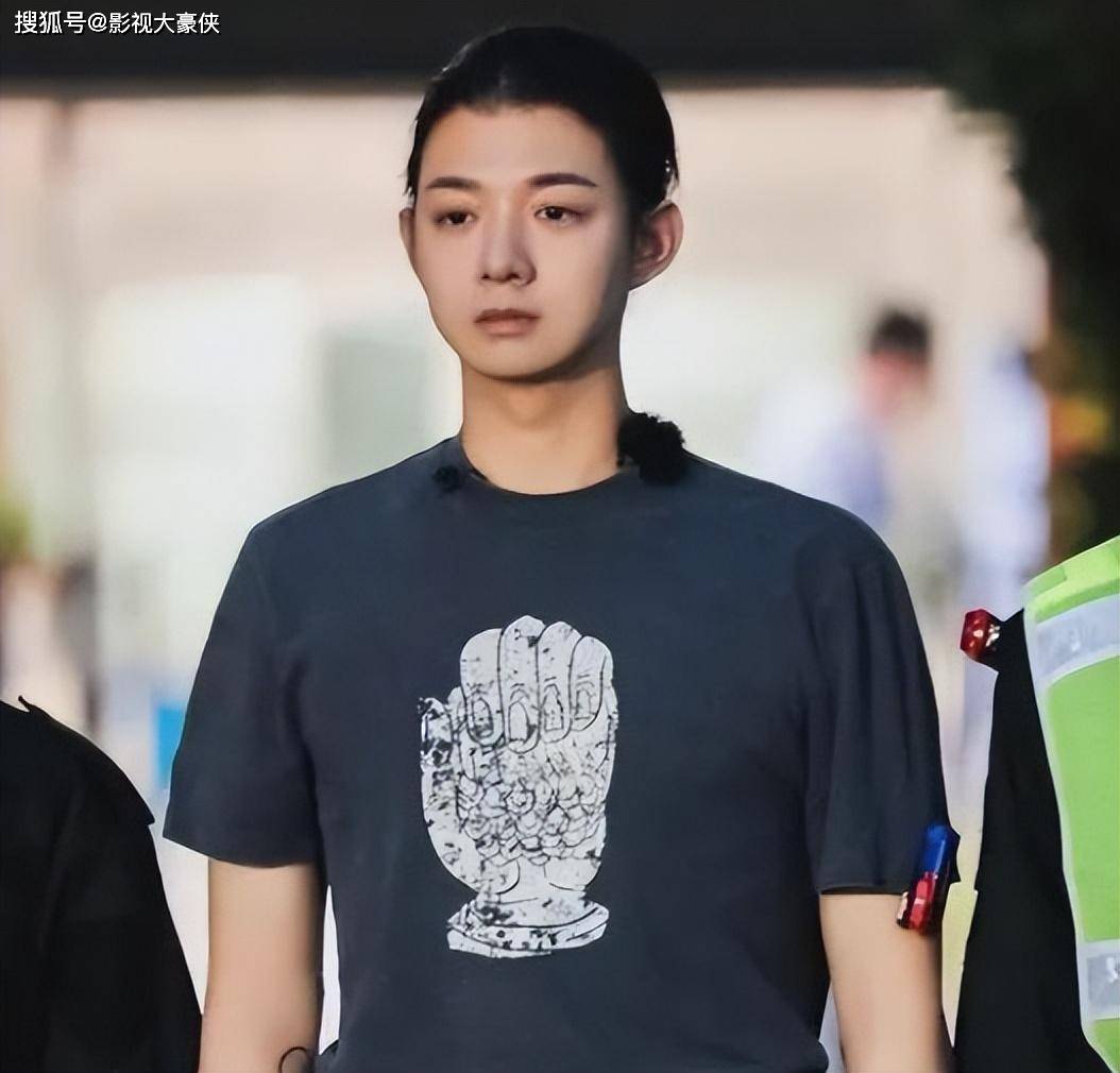 原创许久未见的霍尊终露面，剪掉了长发，也把“娘”字拿掉了？