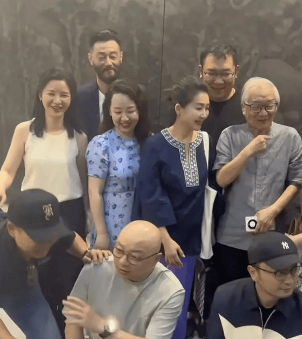 爱游戏AYX体育央视主持人聚会！56岁王小丫罕见露面一身民族风打扮配盘头美的自然又高级(图3)
