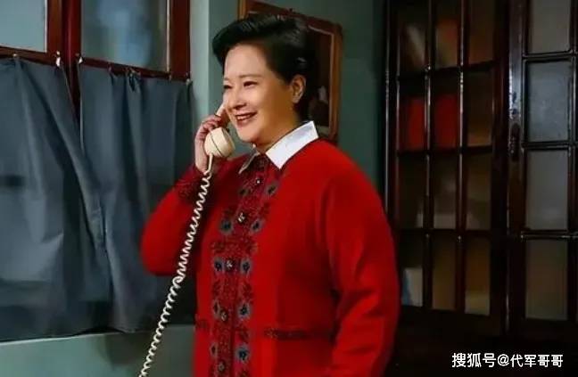 张青长得好看,一点都不像有孩子了的。还有不少的导演找她拍戏的,她拒