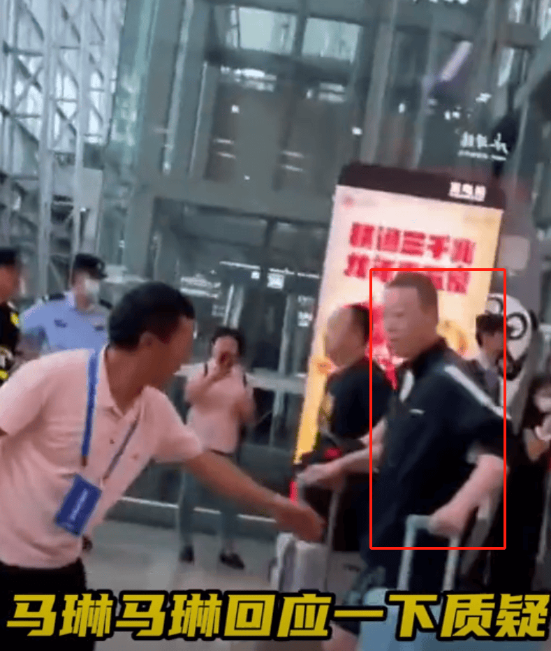 王曼昱球迷机场蹲守质问马琳,奥运名单引争议,注意看马琳反应-王曼昱去东京奥运会了吗