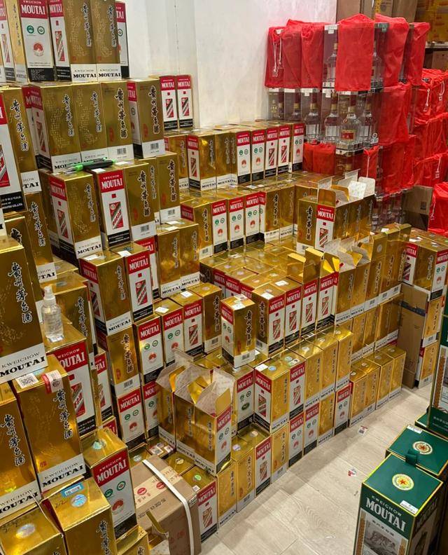 “液体黄金”飞天茅台价格持续下跌后的众生相:线上价格跌至2320元/瓶!-黄金液体酒贵州茅台镇