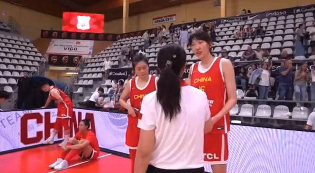 中国女篮战胜土耳其队，韩旭末节发威，郑薇感人举动赢得掌声