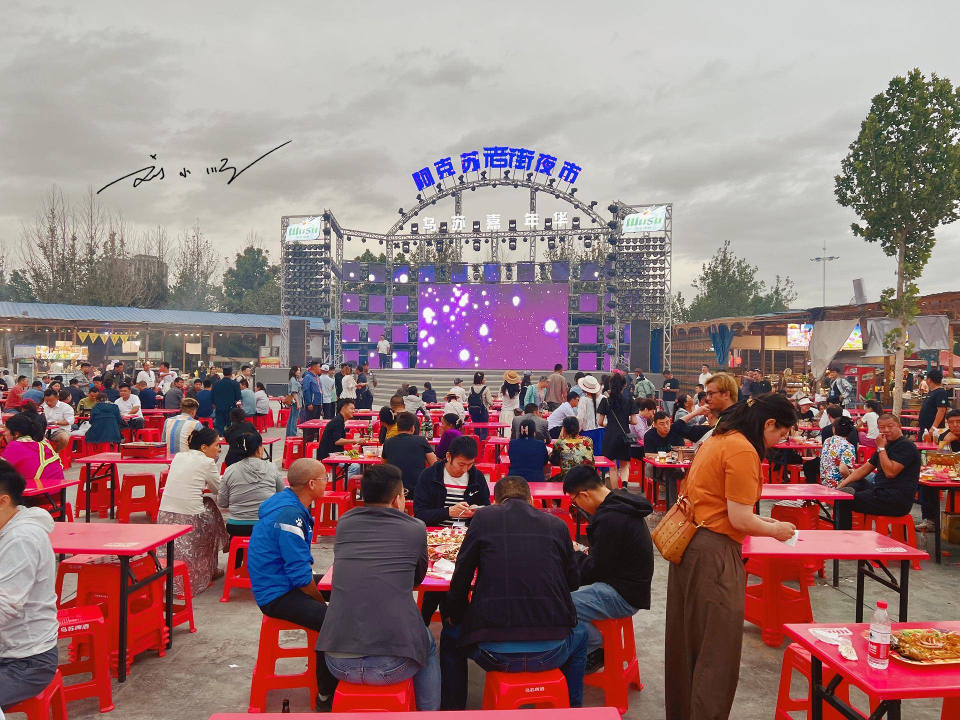 新疆阿克苏最热闹的夜市，晚上人山人海，游客却说“名不副实”？