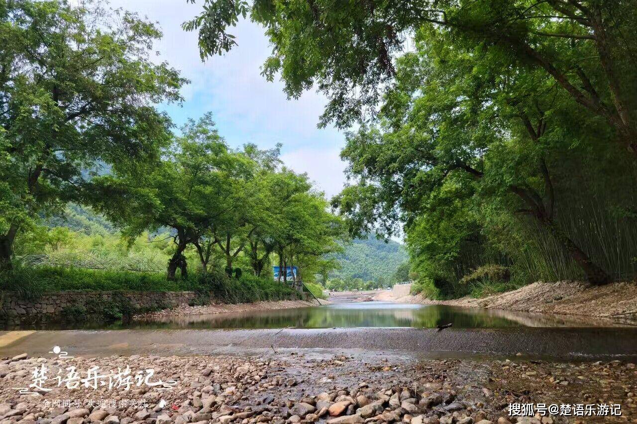 浙江宁波的山间长溪，沿途有多个古村和网红打卡地，太适合玩水了
