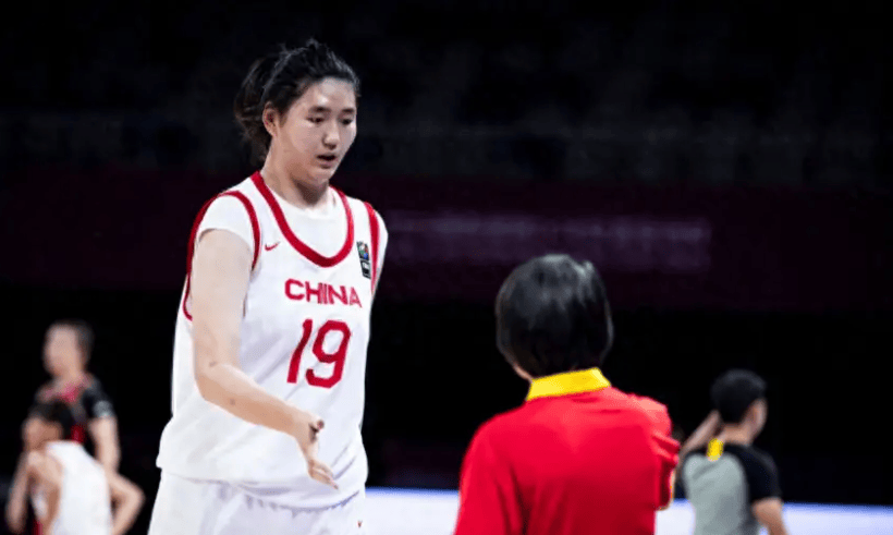 最新战报！中国女篮半场42-49，张子宇19分10板，率队逆转冲冠？
