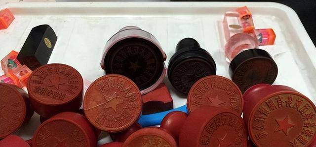 红涛在法律边缘试探，他伪造了一张银行印章，从银行盗取了8万元人民币。