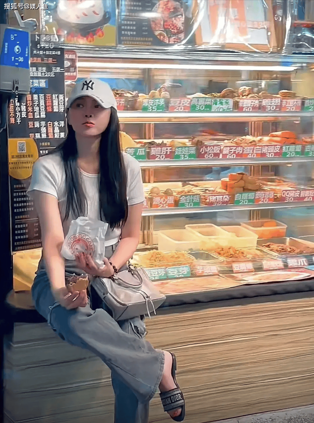 56岁伊能静带女儿回娘家!母女逛街吃路边摊,背影如同姐妹-伊能静接女儿