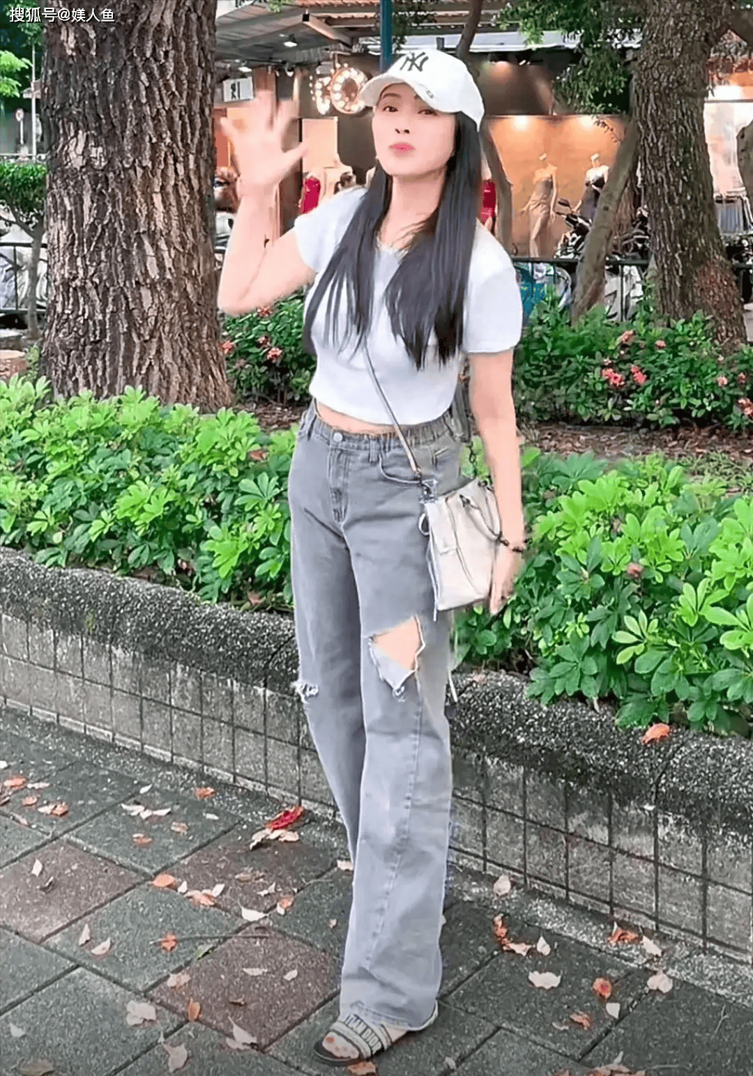 56岁伊能静带女儿回娘家!母女逛街吃路边摊,背影如同姐妹-伊能静接女儿