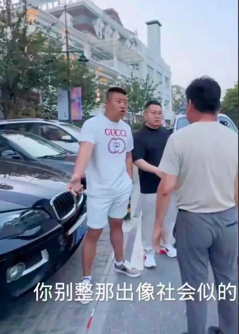 大网红文龙在大连被锁车后续,饭店老板慌了,处理惹争议当地回应-文龙哪一集喜欢安娜