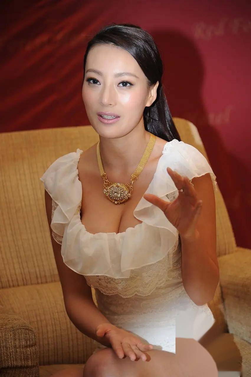 原创得住!王李丹妮写真赏：人间极品,她的美丽与才华让人惊叹不已!