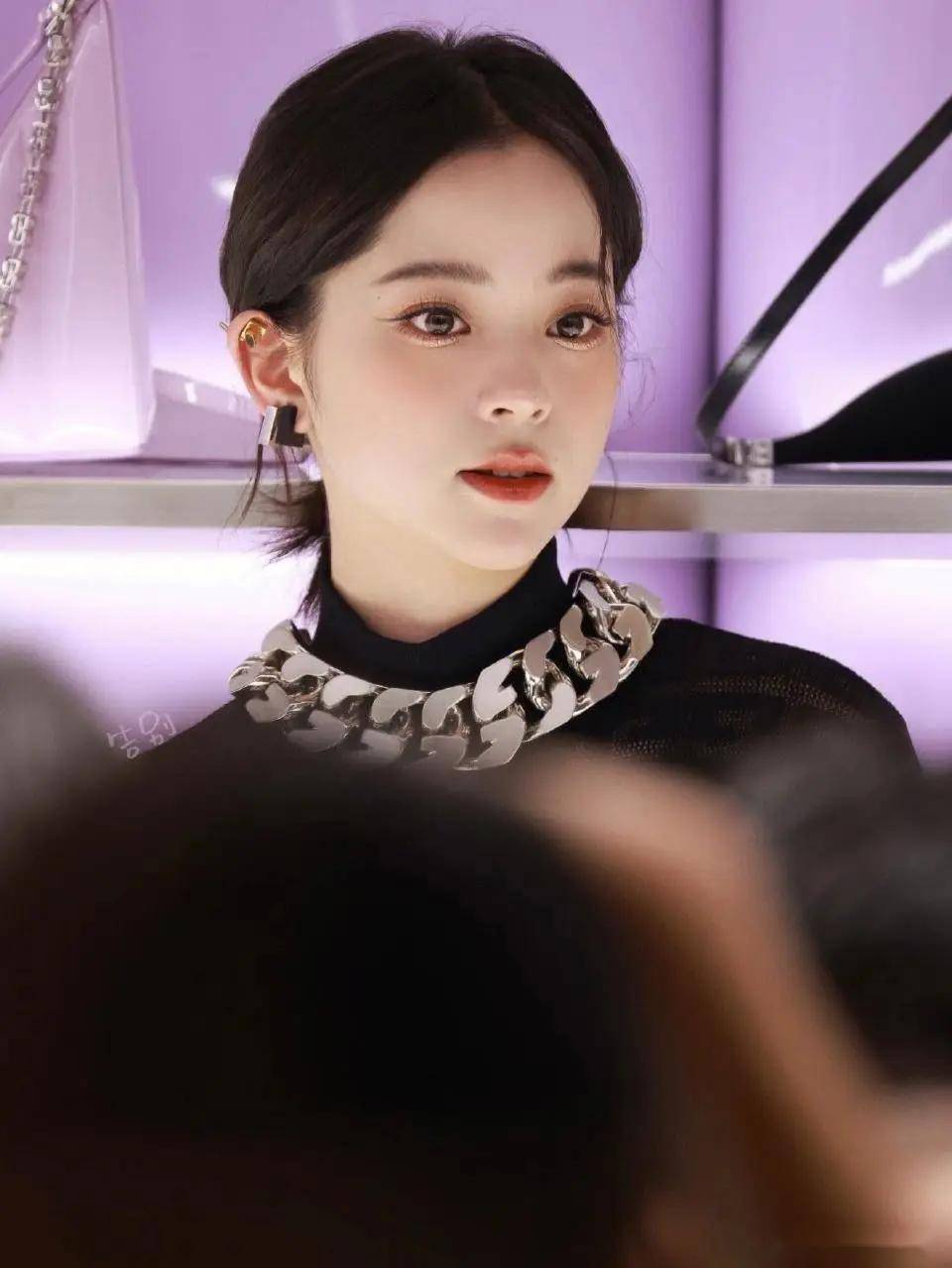 小美女长大啦!23岁欧阳娜娜,写真照片曝光,惊艳全场,这谁顶得住!