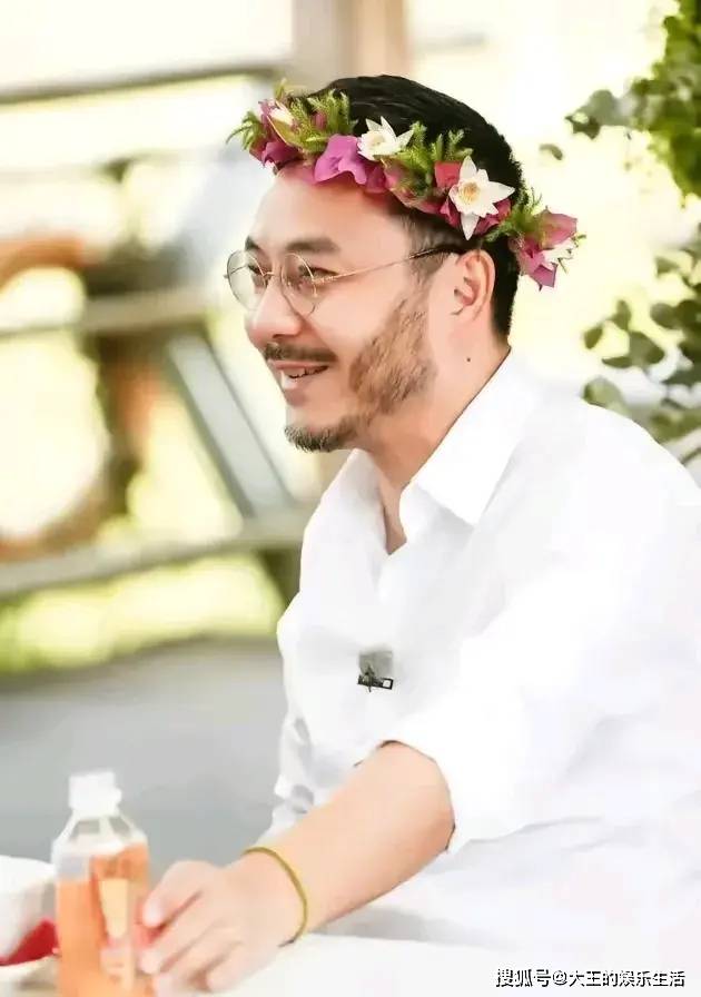 原创汪涵妻儿出游，10岁沐沐发际线随爹稀又疏，杨乐乐黄袜凉鞋超抢镜