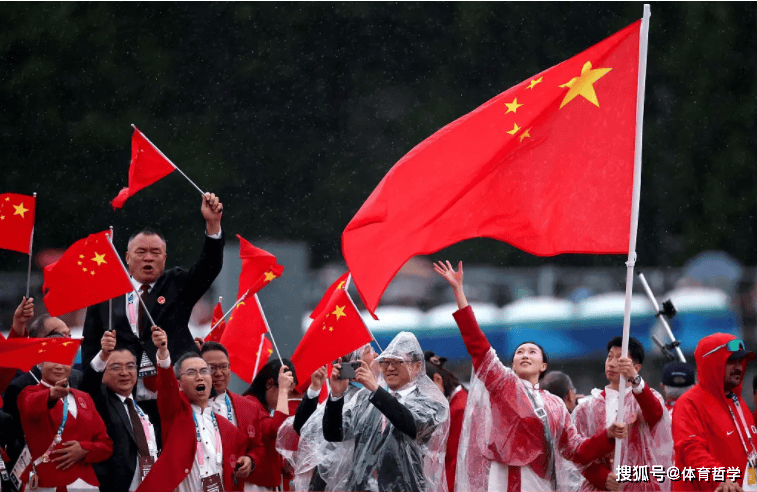 奥运会开幕式：中国队乘16号船 马龙挥舞五星红旗 闪耀巴黎江上