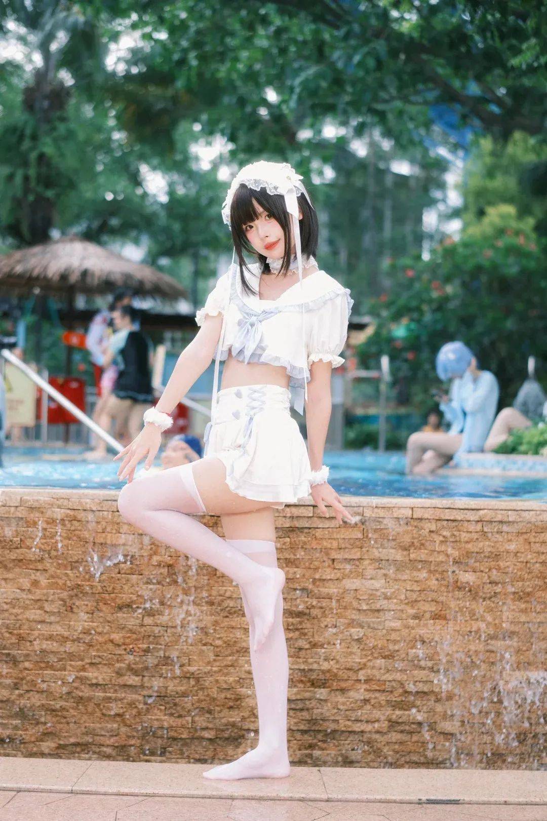 泳池萌妹，玉足白丝过膝袜，简直太清纯了