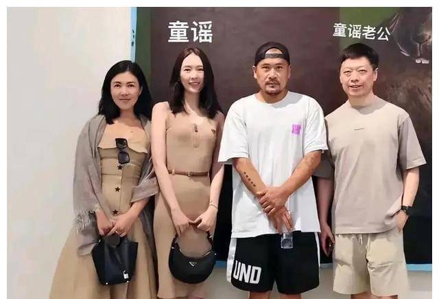 38岁童瑶与老公看展素颜出镜知性优雅富豪老公王冉罕见露面