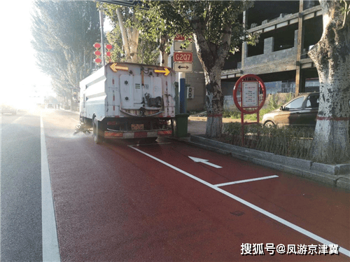 涞源县执法局加强雨天保洁守护城市洁净和群众平安出行(图3)