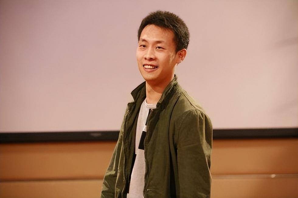 原创他跑10年龙套，惨遭女友抛弃，今成影帝娶大6岁二婚老婆生活很幸福！