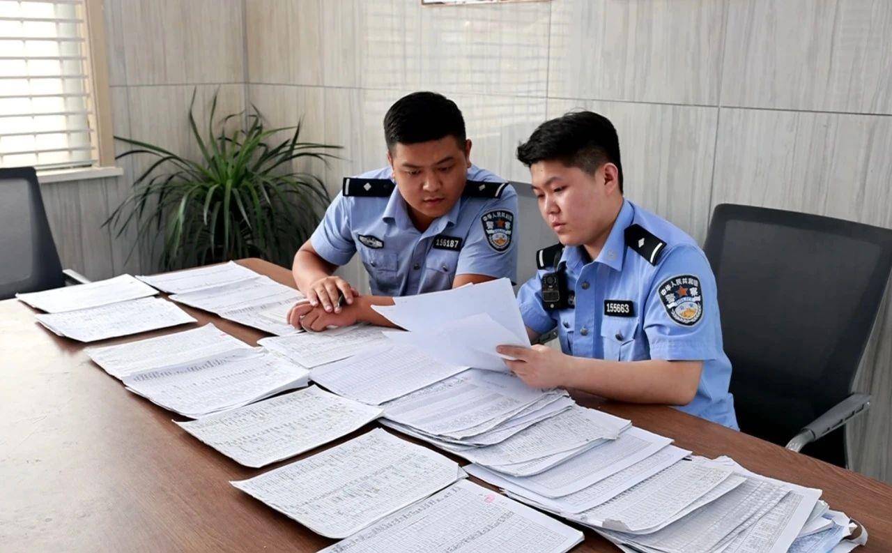 △民警分析案件线索经初步统计，本案涉案人员多达60余人，涉案总金额20多