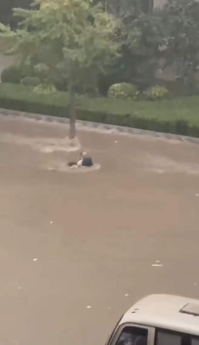 悲愤!大连暴雨内涝:两人被冲到车下溺亡,网友:违停车辆赔偿-大连大暴雨